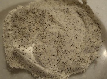 step1: 將所有粉類過篩，並用橡皮刮刀將其拌勻。