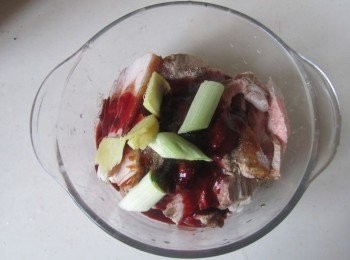 step13: 放入碗中， 再加入適量的鹽、腐乳汁、生抽、料酒和白糖， 蔥薑片；