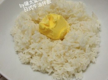 step2: 白飯中間挖個隆，放入牛油，面放上煎好的雞蛋，淋上鼓油，灑上芝麻和紫菜?。吃時拌均。