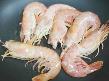 step1: 取一鍋倒少許油熱鍋後將蝦子煎至7分熟取出備用!!!