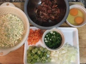 step3: 肉切絲，用醃料抓勻；紅蘿蔔和洋蔥切小丁；秋葵切塊；蔥切花。