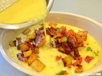 step5: 將炒料放入容器並倒入上步驟調合好的蛋液均勻混合