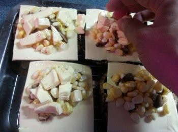 step6: 再將2片芝士片剪碎,舖在面