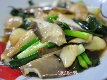 step2: 先一匙油熱鍋後，先將蒜頭及蔥段下鍋爆香，再放入鮑魚菇熱炒悶煮一下下，放入蠔油及鹽巴調味即可