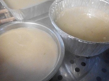 step5: 將糯米煳倒入容器，入水滾的蒸籠
以大火蒸60分鐘（Jojo Low細細語：不怕糯米煳蒸出來的顏色會更深色）