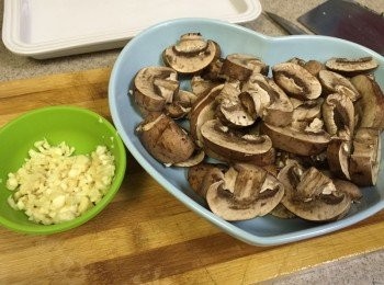 step1: 磨菇先用濕布抹乾後切片備用，蒜頭切蓉