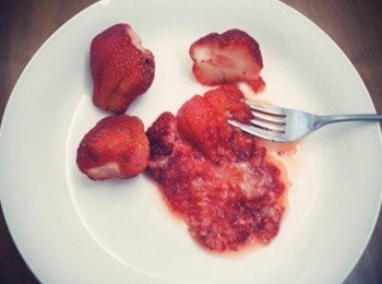 step2: 草莓洗乾淨並且去蒂~~ 用叉子壓呀壓!!!!