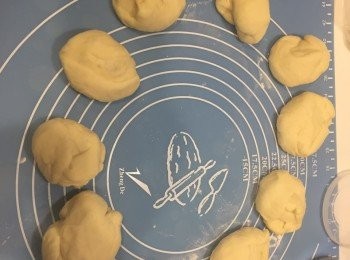 step2: 將麵糰分成九等份。