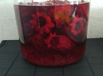 step2: 釀製方法一層冰糖一層洛神花, 最後加酒再封蓋。冰糖未溶化前需每日搖一搖。