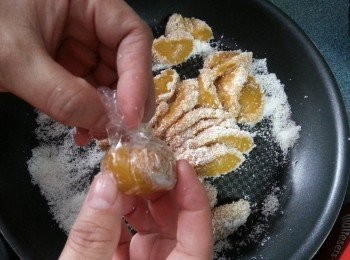 step13: 包實轉圈,轉實個皮(由於粉團相當軟熟,用保鮮紙不會痴手)