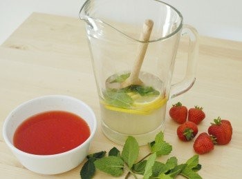 step3: 將檸檬水，薄荷葉，檸片及冷開水拌勻，用木棒壓檸檬片