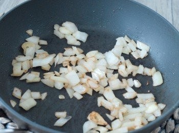 step3: 再下少許油，炒蒜片和洋蔥