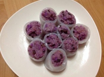 step3: 將蒸好的糯米飯塞入小卷圈中 塞好餡料的小卷放入蒸籠蒸6分鐘