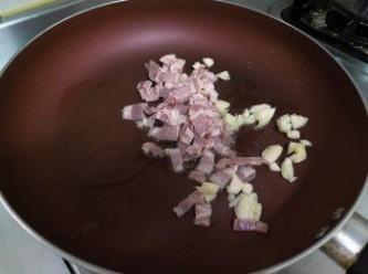 step1: 高麗菜洗淨、蒜頭切片。培根切小片。起鍋加少許的油將培根煎香後再加蒜頭爆香。(培根易出油，所以可以先煎出油脂)