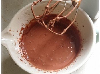 step1: 先將雞蛋放進碗內，打發一下，再加入砂糖，打勻。