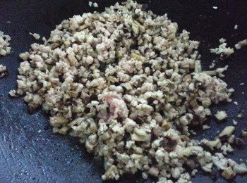 step3: 將絞肉加入炒至變色加入滷肉粉胡椒粉五香粉翻炒數下加入蔭瓜跟醬汁炒熟