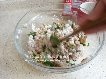 step2: 硬豆腐弄碎放入大碗內 , 加入鯪魚肉拌勻 , 再加入芫茜碎及<span class="group_2">調味料</span>拌勻