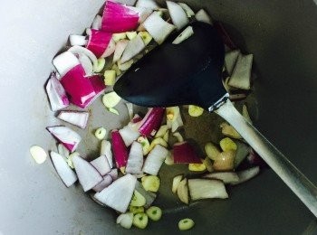 step3: 下少許油，炒香蒜頭及乾蔥頭，然後加入紫洋蔥塊同炒至透明色，大約4分鐘。(炒洋蔥必須細火才能炒至透明和軟熟)