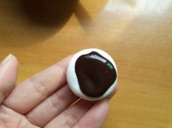 step15: 取一塊棉花糖，放上溶化的巧克力。