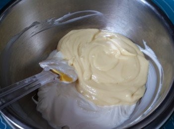 step11: 將過了篩的榴槤乳酪倒入軟滑的忌廉芝士中，混合均勻