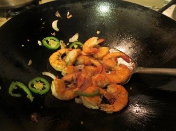 step5: 将大虾回锅，下准备好的椒盐粉翻炒几下即可