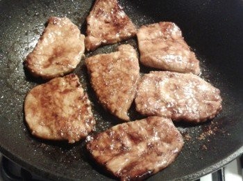 step2: 熱鍋下油，先煎豬排至熟透，盛氣備用