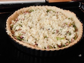 step11: 將餡料放入批皮內，灑上芝士碎