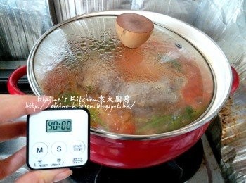 step8: 用中火煲滾後 , 蓋上蓋轉慢火炆1 1/2小時(期間每45分鐘將牛展反面再煮 , 如收乾水 , 可慢慢加水繼續炆)