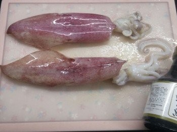 step1: 魷魚去衣拆骨沖洗乾淨，      魷魚得1條骨，細力一撕就除去