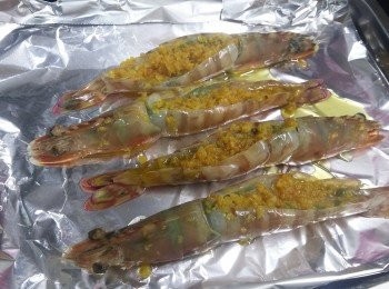 step4: 當蒜蓉差唔多粒粒金黃，落埋其餘牛油，溶晒熄火
 將蒜蓉牛油鋪在蝦肉上