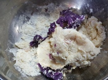 step3: 再將麵粉75g與鹽1/4茶匙拌勻,慢慢加入牛奶酵母水,拌勻成粉糰,再加入紫薯蓉搓至光滑粉糰