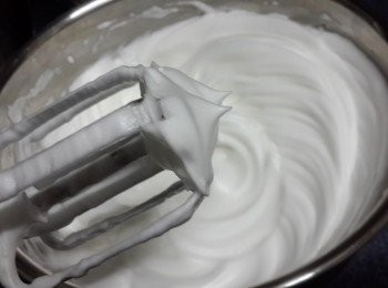 step9: 等到尖角形狀更加挺立之後， 再倒入剩餘的糖繼續打發， 打至能拉出完整尖角泡末後， 蛋白霜就完成了。