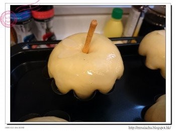 step7: 塗上蛋液, 放上杏仁片及百力枝。