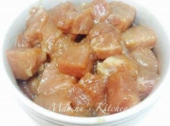 step1: 瘦肉洗淨，切成1cm X 1cm丁狀。先放生抽、雞粉、糖、紹興酒拌勻。略醃後加生粉及油，備用。