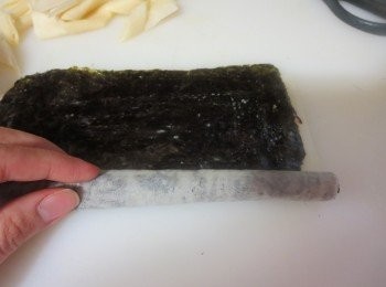 step2: 卷成长筒状后，以剪刀斜剪成小段。