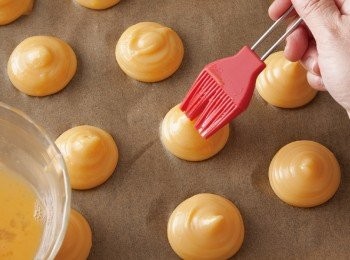 step10: 在麵糊表面塗上剩下的蛋液。