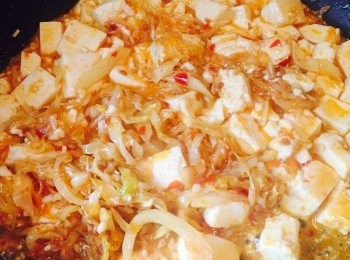 step3: 加入豆腐和生抽，輕力炒匀，加少許糖提味，煮約5分鐘讓豆腐吸收醬汁。最後加葱花和花椒油炒匀即可。