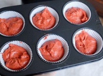 step4: 將蛋糕糊倒入杯子蛋糕模內（3/4高度），放入已預熱170度焗爐，焗約20-22分鐘，或至蛋糕全熟。