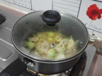 step3: 投入泰國茄子， 蓋上蓋慢火煮5分鐘，