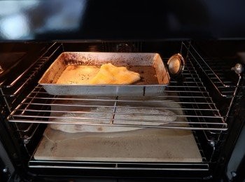 step6: 先放蒸汽，界包入爐，再放一次蒸汽,10分鐘後取走熱毛巾，焗至25分鐘即成