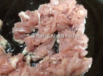 step4: 炒鍋倒入1大匙油燒熱後再把2倒入、中火炒至豬肉絲呈白色、再把3倒入、最後加鹽、料理酒、香油、快速拌炒即可上桌了