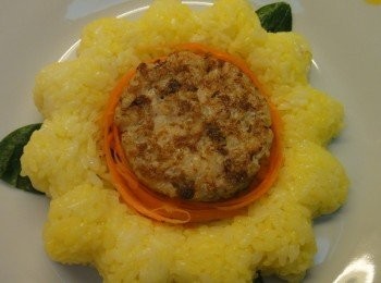 step8: 把黃飯做造型用小黃瓜,胡蘿蔔做裝飾最後在中間放上煎餅即可