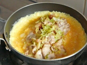 step8: 把餡料平放在中間。