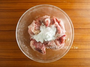 step3: 接著加入鹽、米酒、太白粉後均勻的攪拌至排骨表面產生黏性後，放入冰箱醃製約45分鐘。