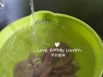 step2: 用生粉加適量水份醃豬潤約20至30分鐘, 用水龍頭(流動的清水)啤水約30分鐘至去掉生粉及不見血水, 豬潤此時會稍微發大, 吃起來時更嫩滑及爽脆