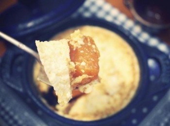 step11: 布丁口感有點像是蛋塔耶..好吃不會膩唷^^b 一起和蘋果享用吧...口感和味道很有層次呢！ 變高級的布丁呢&gt;////