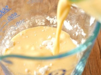 step3: 把一半的蛋漿加入粉類材料中，拌勻後再加入餘下的蛋漿拌勻，拌至完全順滑後，靜置30分鐘以上。