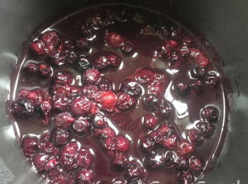 step2: 加入橙汁, 檸檬汁或紅莓汁, 撳蓋. 開小火將藍莓煮淋及藍莓汁溢出, 大概5-10分鐘, 視乎爐火/煲的質料. 如喜歡濃稠一點, 可開蓋再煮多數分鐘, 其間要用木剷不時攪動, 以免黐底.