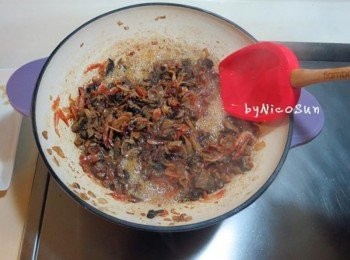 step3: 起油鍋油4大匙小火 依序倒入紅蔥頭 香菇 肉絲 魷魚.炒香