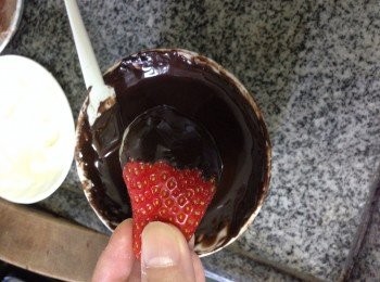 step3: 溶好的朱古力漿便可將草莓醮上一層朱古力